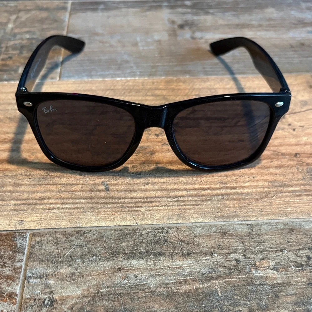 Ray-Ban Wayfarer Black Sunglasses with Tan Case - Picture 4 of 5